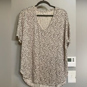 American Eagle gray/white animal print soft&sexy short sleeve shirt size S small